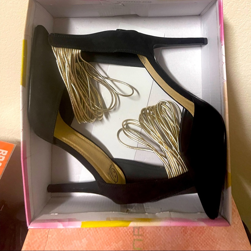 Black n gold pump